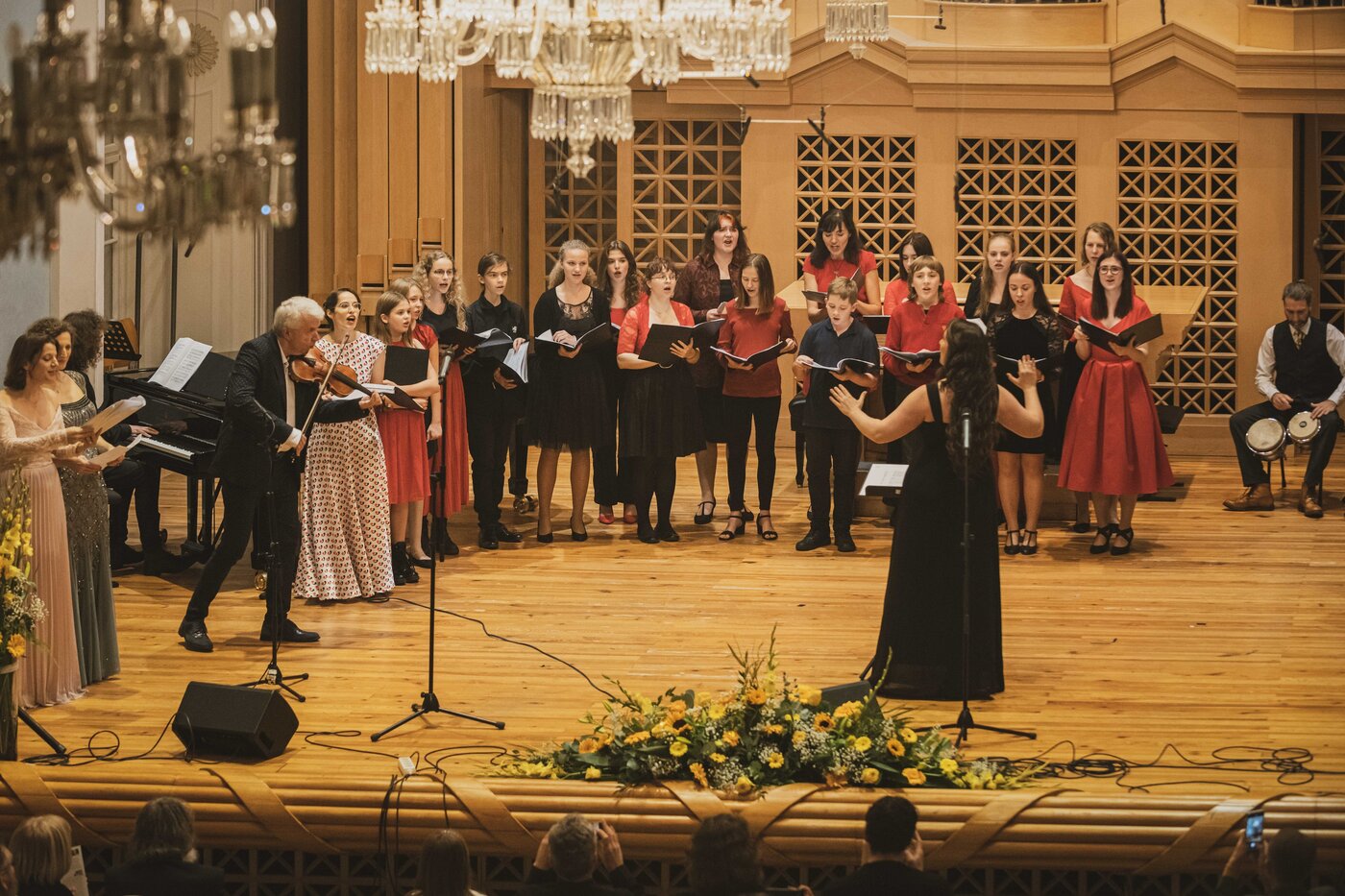 Sbor Letního tábora HM pod vedením sbormistryně Lenky Dandové + další vystupující umělci - píseň This Is Me